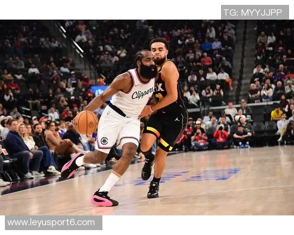 哈登三分球失误引发场下笑声马卡与弩机默契互动引发关注